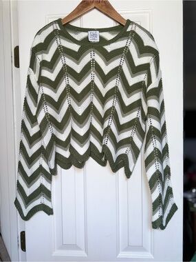FCT with Love Olive & White Chevron Knit Cropped sweater with zig zag edge. XL